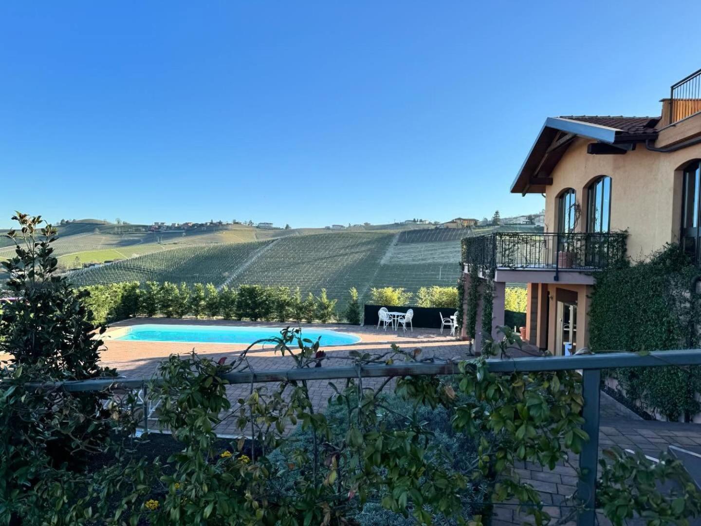 Panoramic Villa Garassino - Country Rooms And Fine Restaurant Treiso Kültér fotó