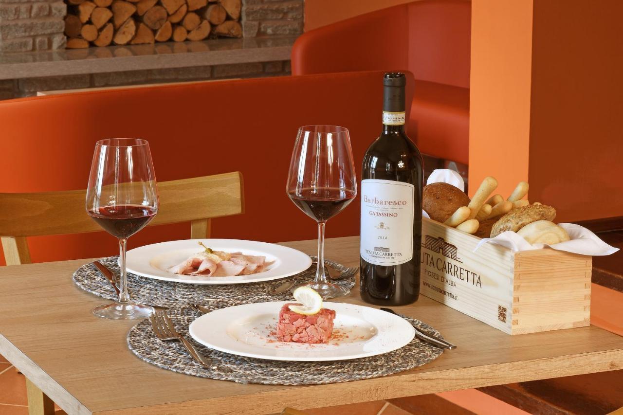 Panoramic Villa Garassino - Country Rooms And Fine Restaurant Treiso Kültér fotó